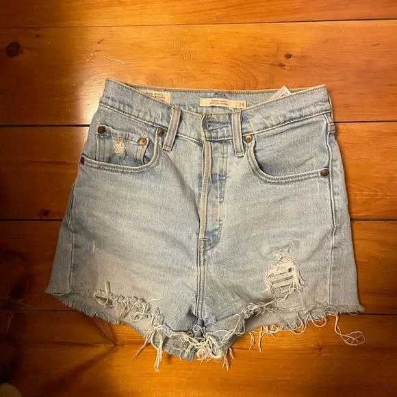 Levi’s Ribcage Shorts - Picture 1 of 2